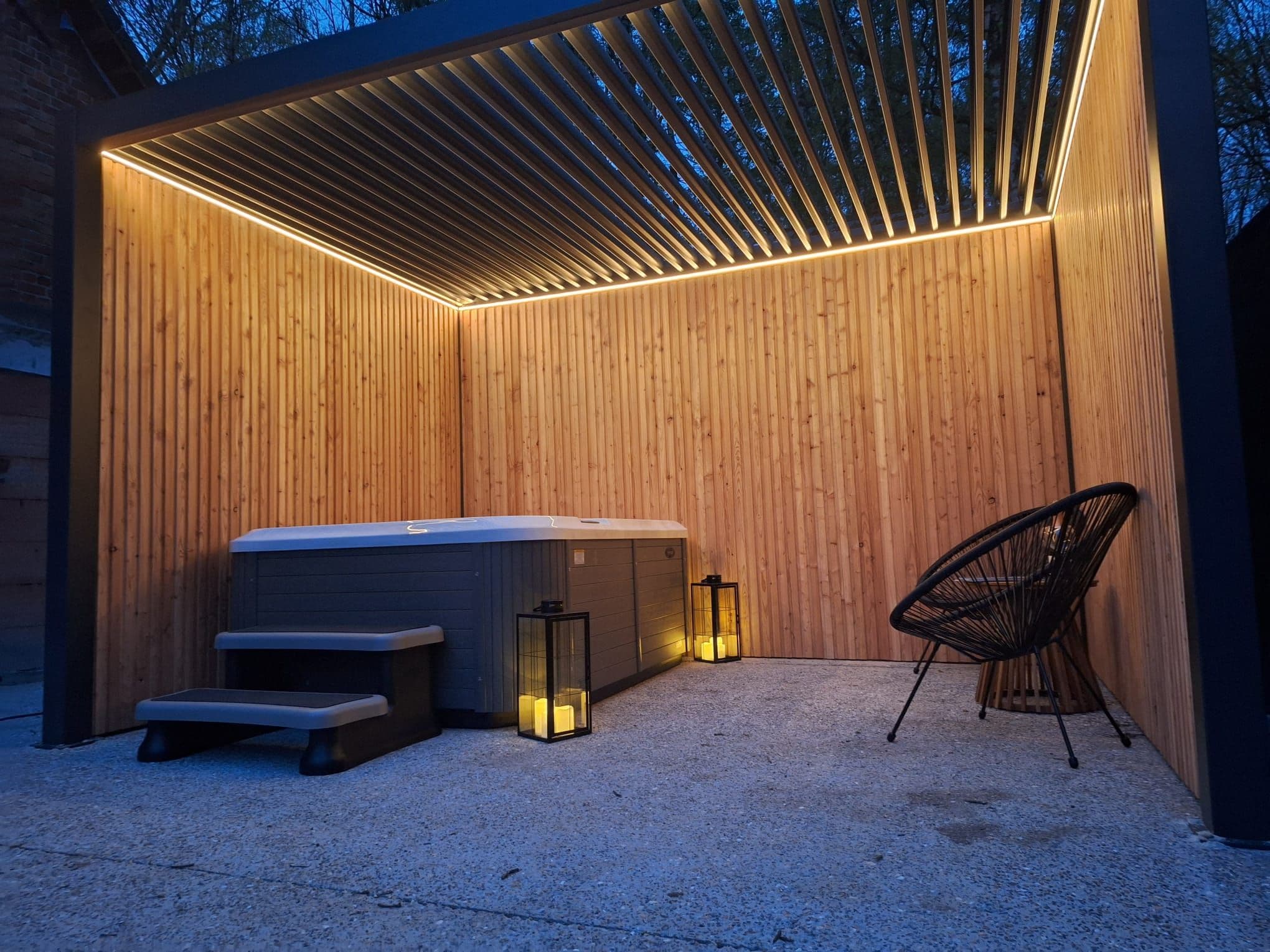 Aluminum louvered roof system detail for motorized pergola projects