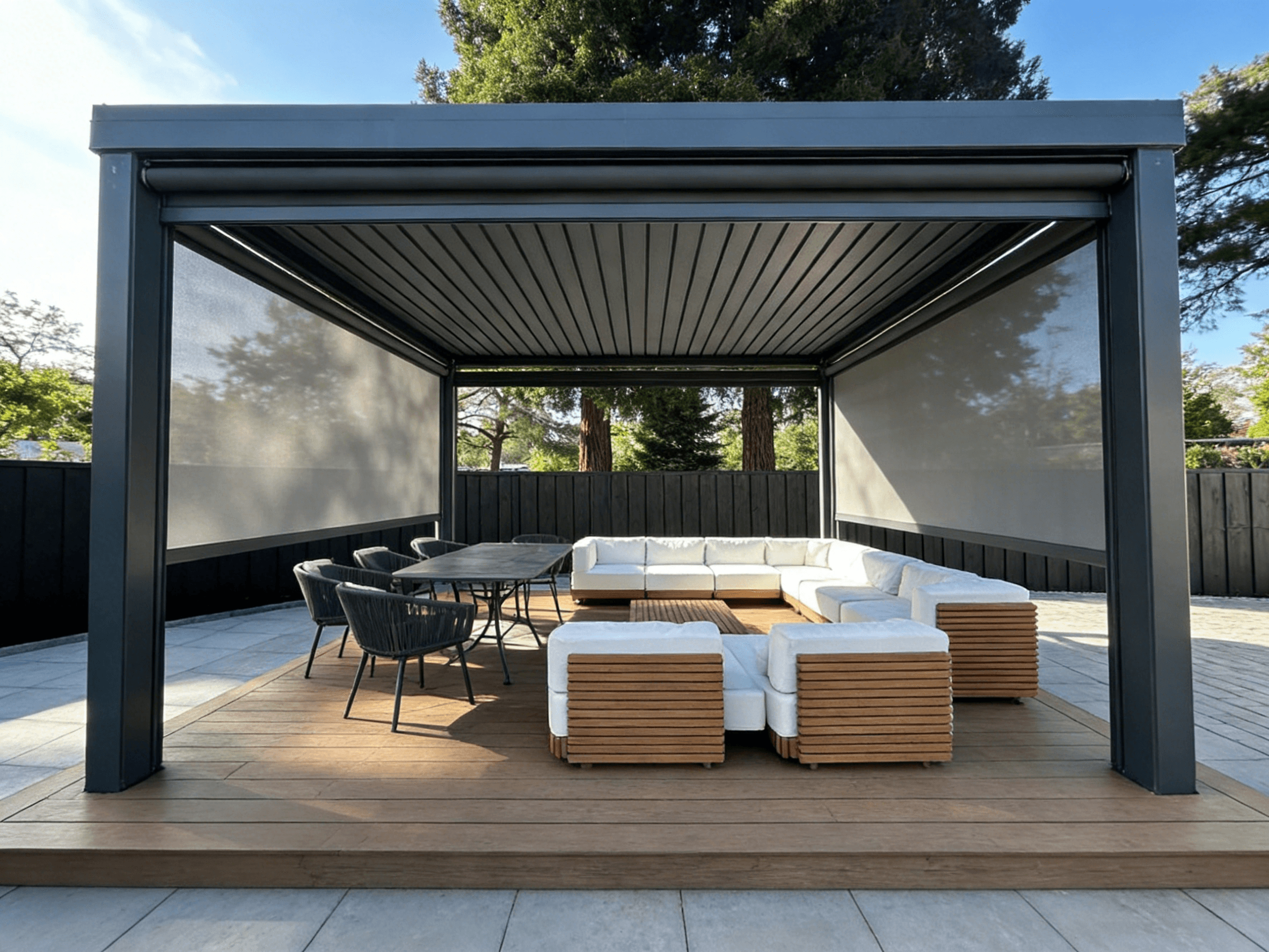 Zip screen side enclosure integrated into an aluminum pergola for privacy and shade